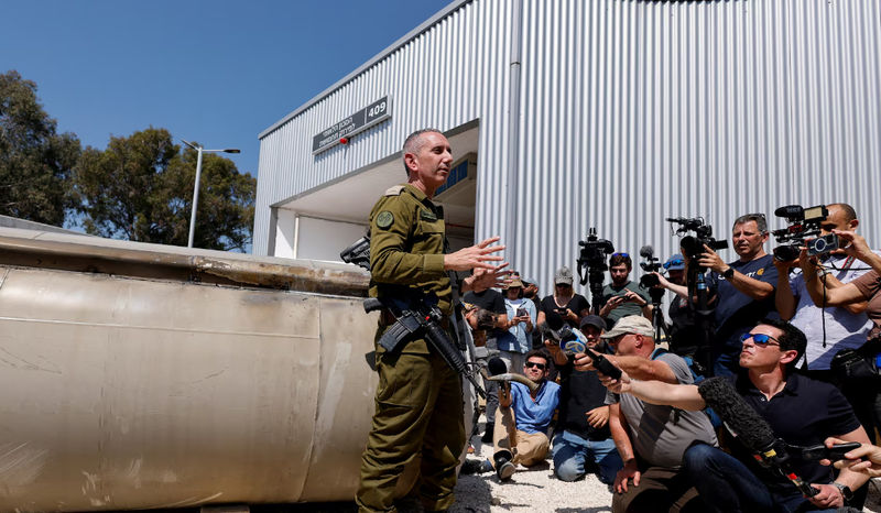 Người phát ngôn quân đội Israel Chuẩn đô đốc Daniel Hagari phát biểu với giới truyền thông ở miền Nam Israel. Ảnh: Reuters.