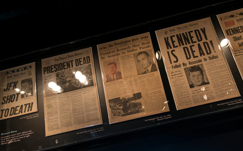 Các trang nhất về vụ ám sát Tổng thống John F. Kennedy, được nhìn thấy tại Newseum ở D.C. vào ngày 26/9/2013. Ảnh: AFP.