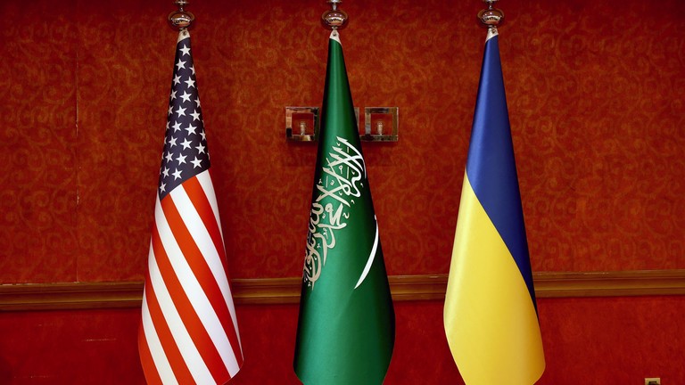 Cờ Mỹ, Arab Saudi và Ukraine trong các cuộc đàm phán giữa phái đoàn Kiev và Washington, Jeddah ngày 11/3. Ảnh: Getty.