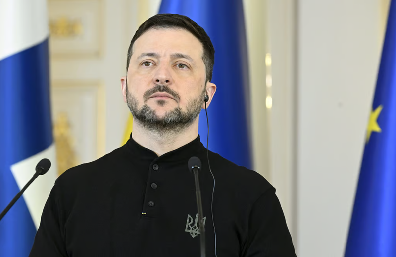 Tổng thống Ukraine Volodymyr Zelensky chủ yếu mặc quần ống rộng màu đen, xám hoặc kaki, giày bốt, áo nỉ và áo polo có trang trí biểu tượng quốc gia Ukraine. Ảnh: AFP.