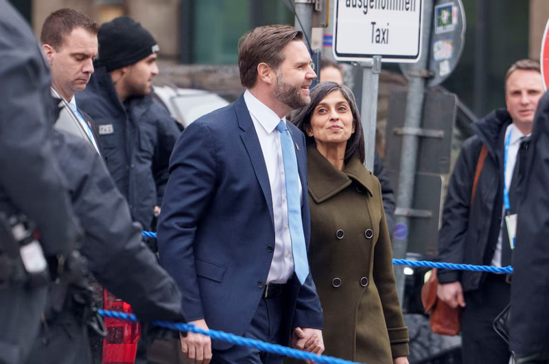 Phó Tổng thống Mỹ J.D. Vance, cùng với vợ là bà Usha Vance, tham dự Hội nghị An ninh thường niên tại Munich, Đức, ngày 14/2. Ảnh: Reuters.