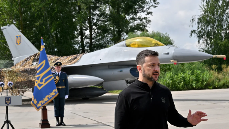 Tổng thống Ukraine Volodymyr Zelensky từ lâu đã yêu cầu máy bay F-16 hỗ trợ đất nước ông chiến đấu chống lại Nga. Ảnh: AFP.