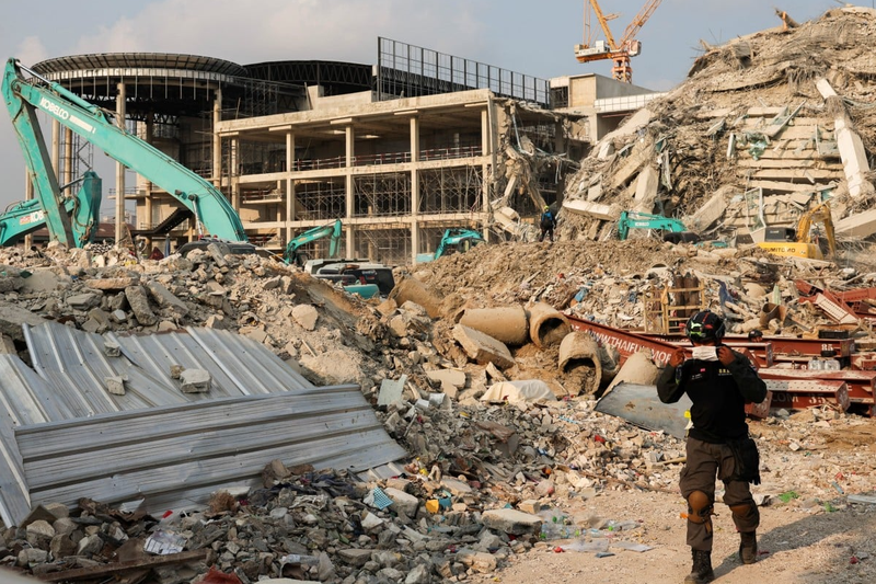 Các nhân viên cứu hộ tại hiện trường một tòa nhà bị sập ở Bangkok, Thái Lan trong hôm 29/3, sau trận động đất mạnh trong hôm trước đó. Ảnh: Reuters.