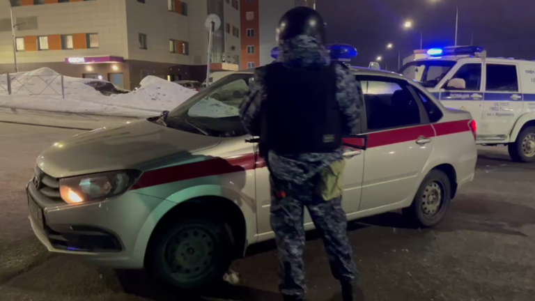 Cảnh sát được triển khai đến hiện trường vụ xả súng ở Murmansk, Nga, vào ngày 30/3. Ảnh: RT.