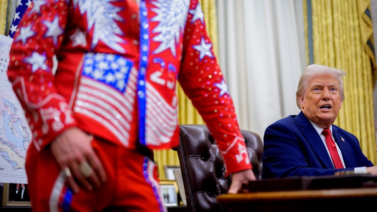 Tổng thống Mỹ Donald Trump, cùng với nghệ sĩ Kid Rock, phát biểu trong sự kiện ký sắc lệnh hành pháp tại Nhà Trắng vào ngày 31/3 tại Washington, DC. Ảnh: Getty.