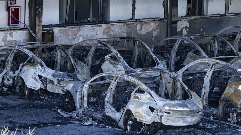 Cảnh tượng những chiếc xe bị cháy rụi tại một đại lý xe hơi Tesla ở ngoại ô Rome, Italy vào ngày 31/3. Ảnh: ANSA.