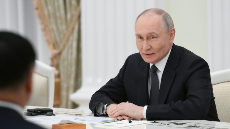 Tổng thống Nga Vladimir Putin gặp Bộ trưởng Ngoại giao Trung Quốc Vương Nghị tại Moscow vào ngày 1/4. Ảnh: Sputnik.