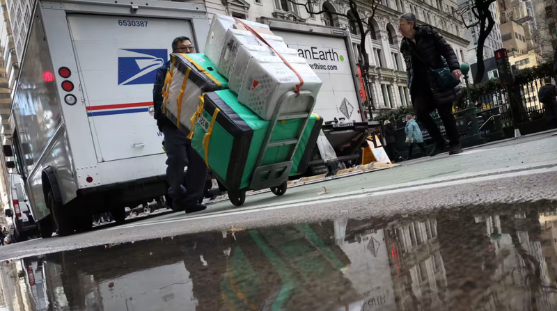 Các gói hàng bán lẻ được vận chuyển đến Mỹ có giá trị 800 USD trở xuống từ nước ngoài sẽ không còn được miễn thuế nữa. Ảnh: Reuters.