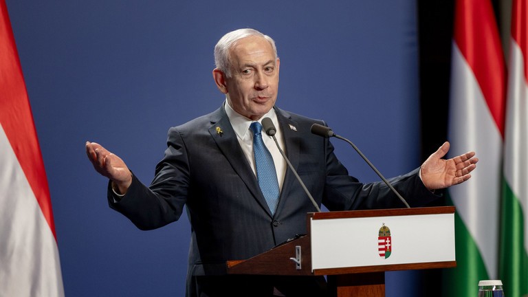 Thủ tướng Israel Benjamin Netanyahu phát biểu trong cuộc họp báo cùng người đồng cấp Hungary Viktor Orban tại Budapest. Ảnh: Getty.