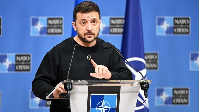 Nhà lãnh đạo Ukraine Volodymyr Zelensky phát biểu trong cuộc họp báo tại trụ sở NATO ở Brussels, Bỉ. Ảnh: Getty.