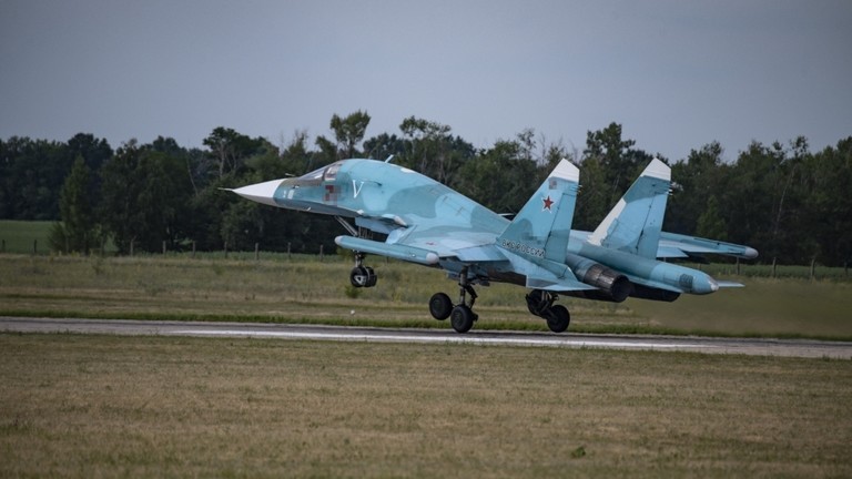 Máy bay ném bom Su-34 của Nga cất cánh từ sân bay vào năm 2022. Ảnh: Getty.