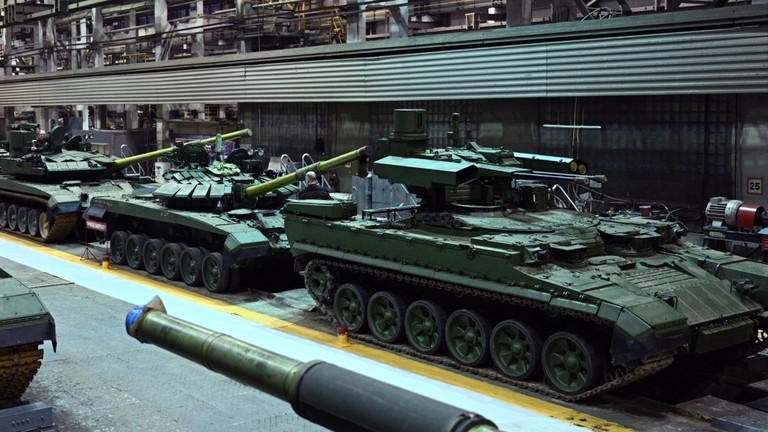 Một xưởng lắp ráp cơ khí tại nhà máy chế tạo máy Uralvagonzavod ở Nizhny Tagil, Nga. Ảnh: Sputnik.