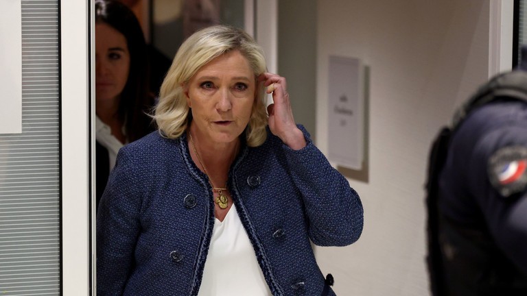 Cựu lãnh đạo đảng Quốc đại Pháp, Marine Le Pen, rời khỏi phòng xử án sau khi bị tuyên có tội trong phiên tòa xét xử vụ tham ô của bà vào ngày 31/3. Ảnh: Getty.