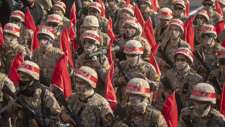 Các thành viên của lực lượng bán quân sự Basij của Iran diễu hành trong cuộc tập trận quân sự vào ngày 10/1 tại Tehran, Iran. Ảnh: Getty.