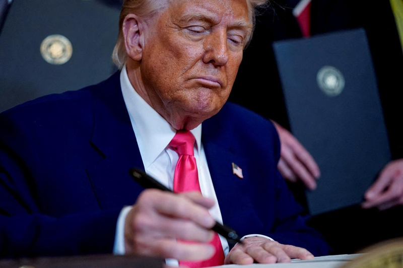 Tổng thống Mỹ Donald Trump ký lệnh hành pháp tại Nhà Trắng ở Washington, D.C., Mỹ ngày 8/4. Ảnh: Reuters.