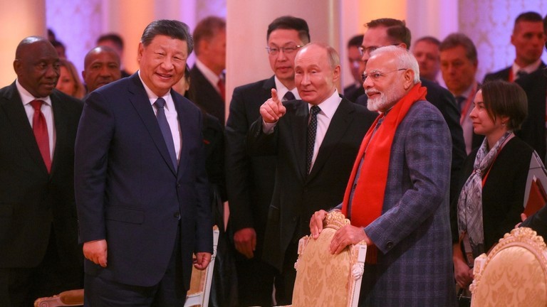 Chủ tịch Trung Quốc Tập Cận Bình, Tổng thống Nga Vladimir Putin và Thủ tướng Ấn Độ Narendra Modi trong buổi hòa nhạc trước bữa trưa không chính thức dành cho các trưởng đoàn BRICS được tổ chức như một phần của hội nghị thượng đỉnh BRICS lần thứ 16 tại Kazan. Ảnh: Sputnik.