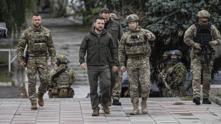 Tổng thống Ukraine Volodymyr Zelensky (trái) và tướng Aleksandr Syrsky. Ảnh: Getty.