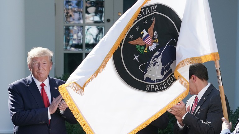 Tổng thống Mỹ Donald Trump nói về vũ khí bí mật của Mỹ để phản ứng trước lo ngại rằng cuộc chiến thuế quan sẽ vượt tầm kiểm soát. Ảnh: Getty.