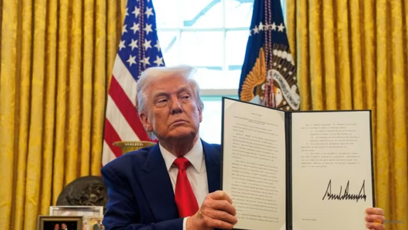 Tổng thống Mỹ Donald Trump cầm một lệnh hành pháp đã ký về tại Phòng Bầu dục ở Nhà Trắng ở Washington, D.C., Mỹ ngày 9/4. Ảnh: Reuters.