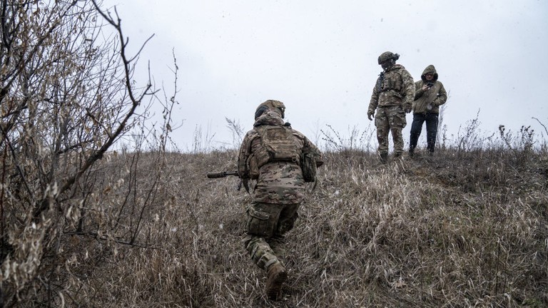 Lực lượng Ukraine lo ngại về khả năng bị Nga siết chặt vòng vây. Ảnh: Getty.