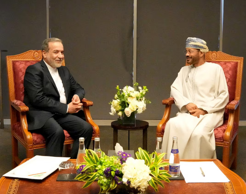 Bộ trưởng Ngoại giao Iran Abbas Araghchi gặp người đồng cấp Oman Sayyid Badr Albusaidi trước cuộc đàm phán với đặc phái viên Trung Đông của Mỹ Steve Witkoff tại Muscat, ngày 12/4. Ảnh: Reuters.