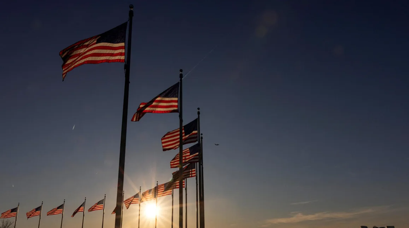 Quốc kỳ Mỹ tung bay tại Đài tưởng niệm Washington ở Washington, DC, vào tháng 2. Ảnh: Reuters.