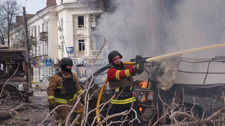 Lính cứu hỏa dập tắt một đám cháy sau cuộc tấn công bằng tên lửa của Nga vào Sumy, Ukraine vào ngày 13/4. Ảnh: Getty.