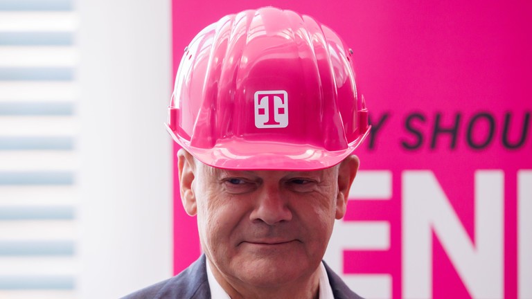 Thủ tướng Đức Olaf Scholz đội mũ bảo hiểm màu hồng trong sự kiện khởi động Ngày của các bé gái năm 2025 tại phủ Thủ tướng ngày 1/4. Ảnh: Getty.