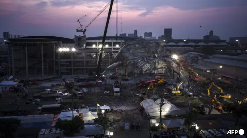 Địa điểm tòa nhà đang xây dựng bị sập khi lực lượng cứu hộ đang tìm kiếm những người sống sót bị mắc kẹt trong đống đổ nát ở Bangkok, Thái Lan vào ngày 2/4. Ảnh: AFP.