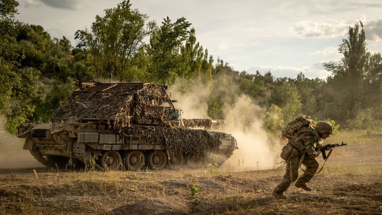 Quân đội Ukraine gần tiền tuyến. Ảnh: Getty.