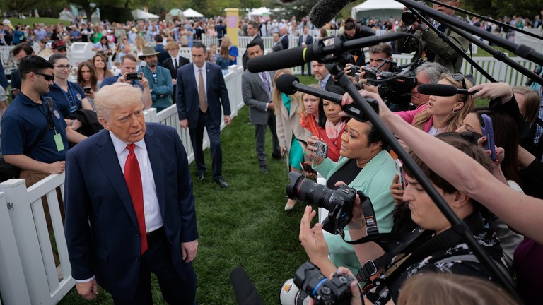 Tổng thống Mỹ Donald Trump phát biểu với các phóng viên trong Lễ lăn trứng Phục sinh tại Bãi cỏ phía Nam của Nhà Trắng. Ảnh: Getty.