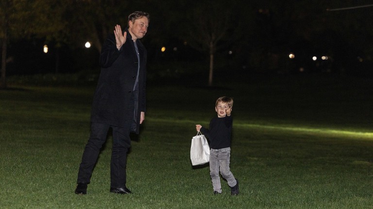 Elon Musk và con trai X Æ đi dạo trên bãi cỏ phía nam của Nhà Trắng vào ngày 13/4 tại Washington, DC. Ảnh: Getty.
