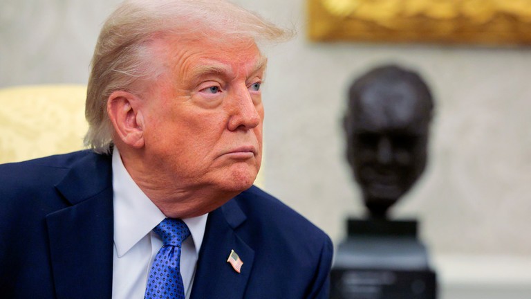 Tổng thống Mỹ Donald Trump phát biểu trong cuộc gặp với Thủ tướng Na Uy Jonas Gahr Store tại Phòng Bầu dục ở Nhà Trắng vào ngày 24/4. Ảnh: Getty.