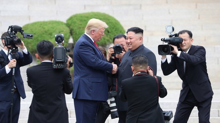 Nhà lãnh đạo Triều Tiên Kim Jong-un gặp Tổng thống Mỹ Donald Trump bên trong khu phi quân sự (DMZ), ngày 30/6/2019. Ảnh: Getty.