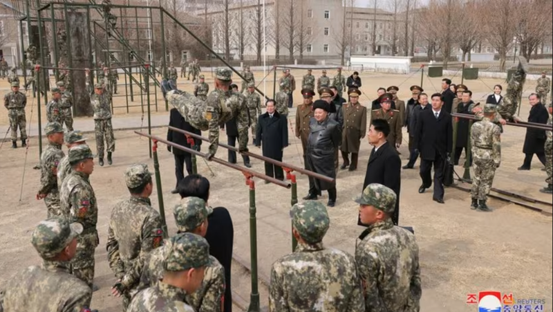 Nhà lãnh đạo Triều Tiên Kim Jong-un đang theo dõi một học viên tập luyện trong chuyến thăm Học viện Quân sự Kang Kon, tại Bình Nhưỡng, Triều Tiên, ngày 25/2. Ảnh: KCNA.