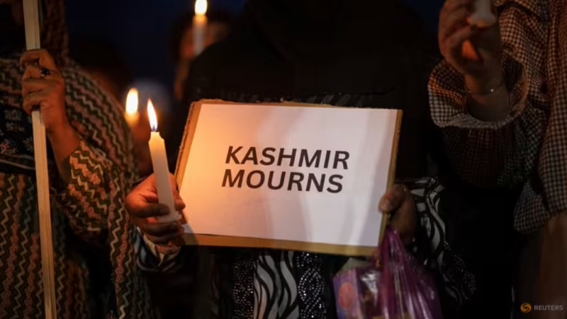 Một người tuần hành cầm tấm biển có thông điệp trong buổi cầu nguyện để lên án vụ tấn công vào khách du lịch gần Pahalgam, một thắng cảnh ở phía nam Kashmir, tại Srinagar ngày 23/4. Ảnh: reuters.