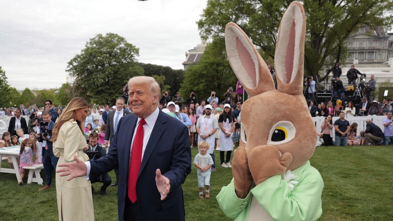 Tổng thống Mỹ Donald Trump, cùng với Thỏ Phục sinh, trò chuyện với khách mời trong Lễ lăn trứng tại Nhà Trắng vào ngày 21/4. Ảnh: Getty.