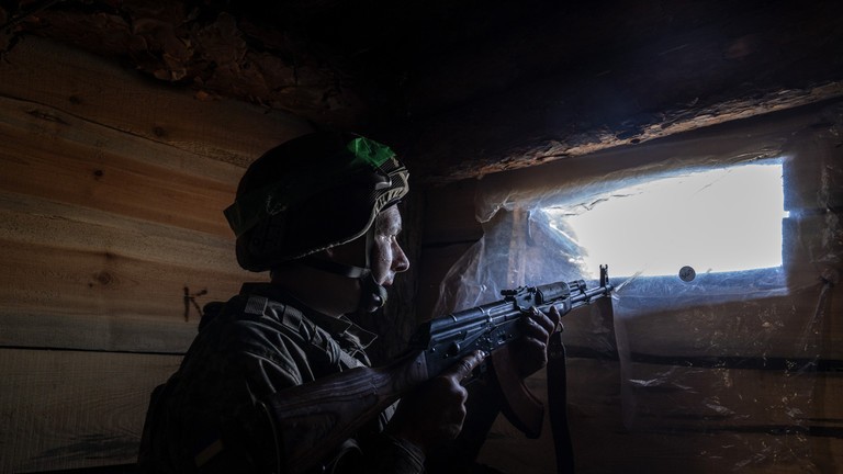 Một người lính Ukraine gần tiền tuyến vào ngày 21/4. Ảnh: Getty.