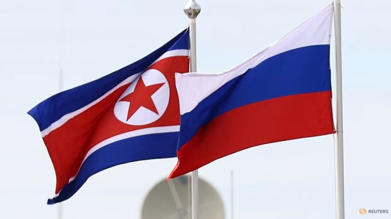 Cờ Nga và Triều Tiên tung bay tại Vostochny Сosmodrome ở vùng Amur cực đông, Nga vào ngày 13/9/2023. Ảnh: Reuters.