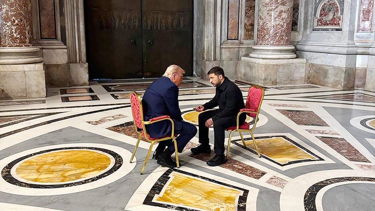 Tổng thống Mỹ Donald Trump và người đồng cấp Ukraine Volodymyr Zelensky trong cuộc gặp tại Vatican. Ảnh: Getty.