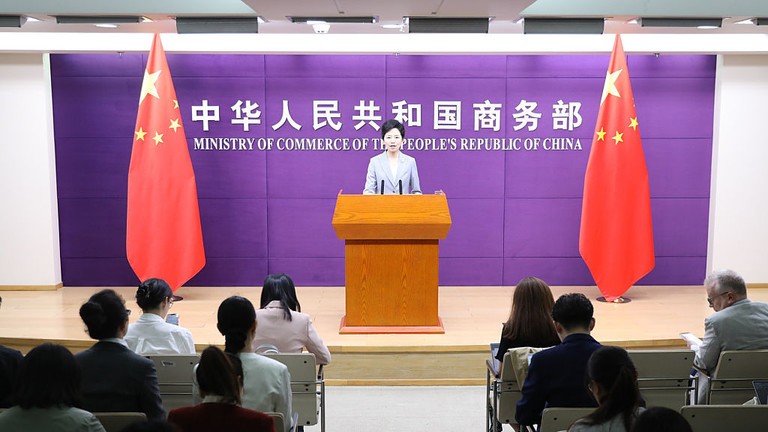 Ông He Yongqian, người phát ngôn Bộ Thương mại Trung Quốc, phát biểu tại cuộc họp báo thường kỳ, Bắc Kinh, Trung Quốc, ngày 1/4. Ảnh: Getty.