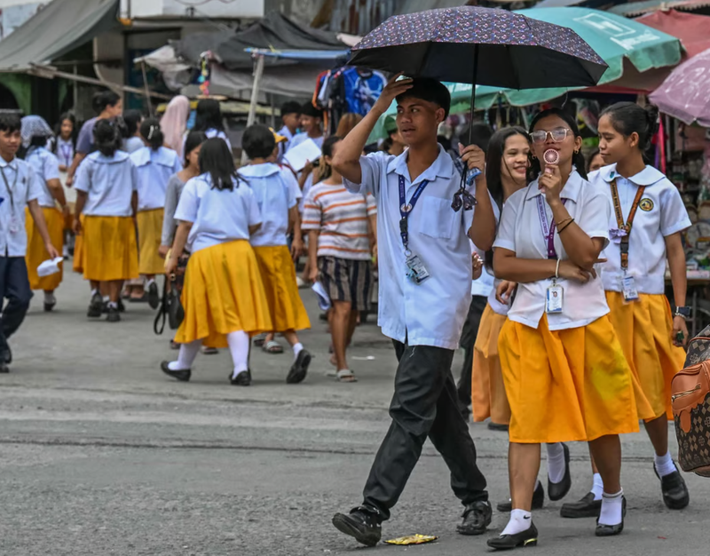 Học sinh Philippines đang chờ lớp học bên ngoài một trường trung học ở Manila ảnh afp.png