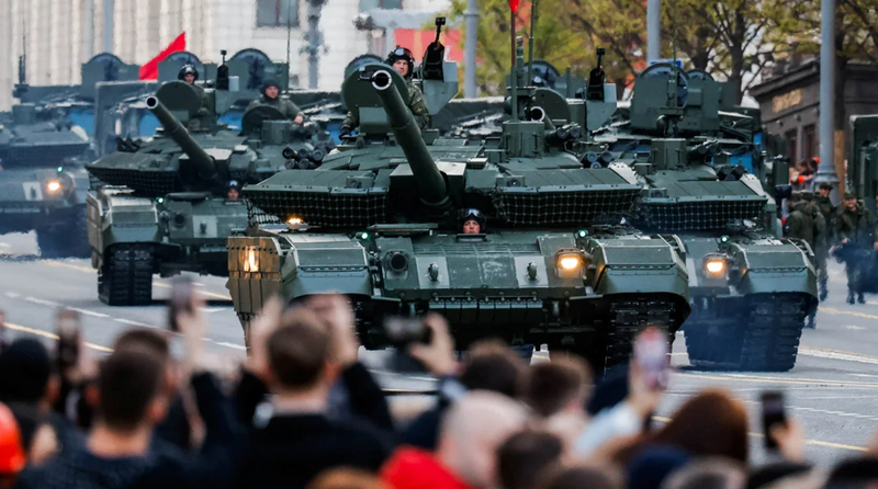 Xe tăng Nga di chuyển dọc theo một con phố ở Moscow vào ngày diễn tập cho cuộc duyệt binh kỷ niệm 80 năm chiến thắng Đức Quốc xã, ngày 3/5. Ảnh: Reuters.