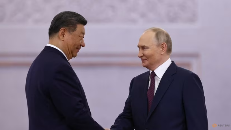 Tổng thống Nga Vladimir Putin bắt tay Chủ tịch Trung Quốc Tập Cận Bình trong buổi lễ chào mừng trước cuộc hội đàm tại Điện Kremlin ở Moscow, Nga, vào ngày 8/5. Ảnh: Reuters.