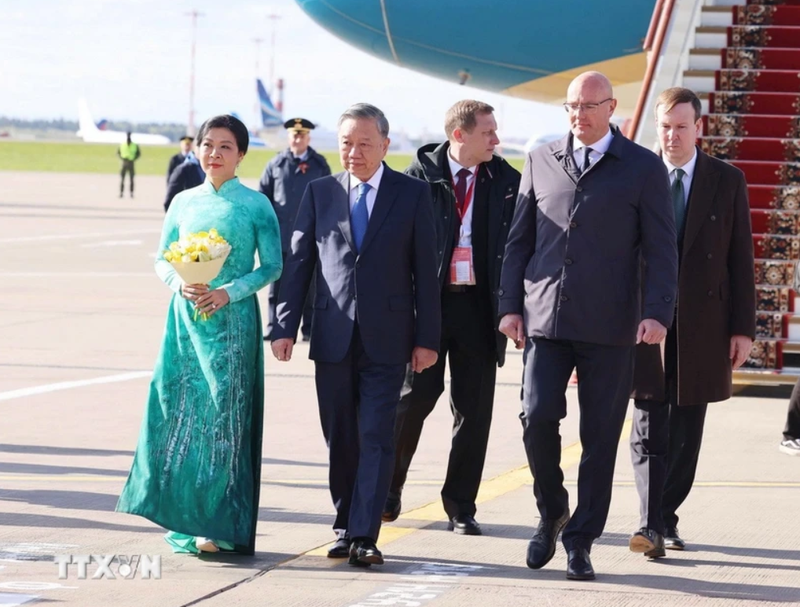 Tổng Bí thư Tô Lâm và Phu nhân đến thủ đô Moskva, bắt đầu chuyến thăm chính thức Liên bang Nga và dự Lễ kỷ niệm 80 năm Ngày Chiến thắng trong chiến tranh Vệ quốc vĩ đại. Ảnh: Thống Nhất/TTXVN.