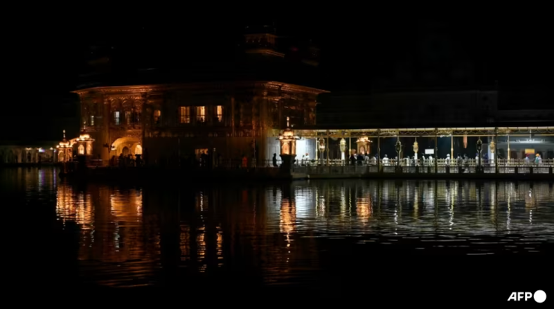 Toàn cảnh Đền Vàng trong thời gian mất điện giữa lúc căng thẳng biên giới gia tăng, tại Amritsar vào ngày 9/5. Ảnh: AFP.