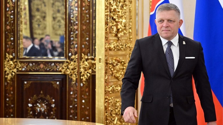 Thủ tướng Slovakia Robert Fico trong cuộc gặp với Tổng thống Nga Vladimir Putin. Ảnh: Sputnik.