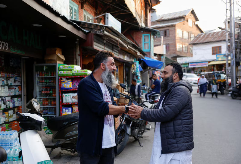 Người dân Kashmir chúc mừng nhau sau thông báo ngừng bắn giữa Ấn Độ và Pakistan, tại Srinagar, ngày 10/5, Ảnh: Reuters.