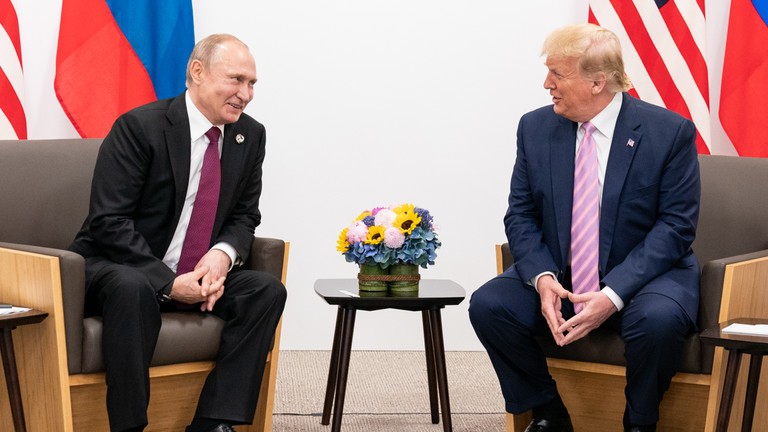 Tổng thống Mỹ Donald Trump gặp Tổng thống Nga Vladimir Putin bên lề hội nghị thượng đỉnh G20 tại Osaka, Nhật Bản, vào ngày 28/6/2019. Ảnh: Getty.