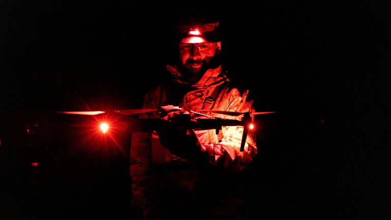 Quân đội Ukraine học cách điều khiển máy bay không người lái vào ban đêm bằng cách sử dụng tầm nhìn nhiệt. Ảnh: Getty.